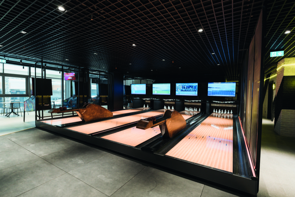 The Duck Installation — kompakte Duckpin-Bahnen mit Bildschirmen und Premium-Sitzen